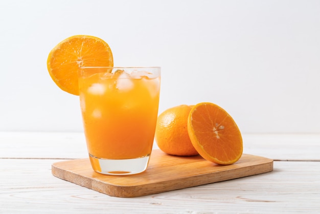 suco de laranja com gelo