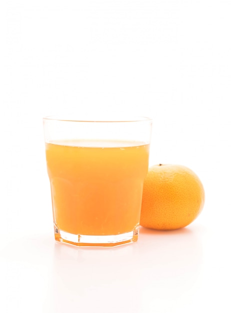 Suco de laranja com laranja isolado