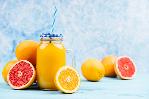 Suco de laranja com metades de grapefruit