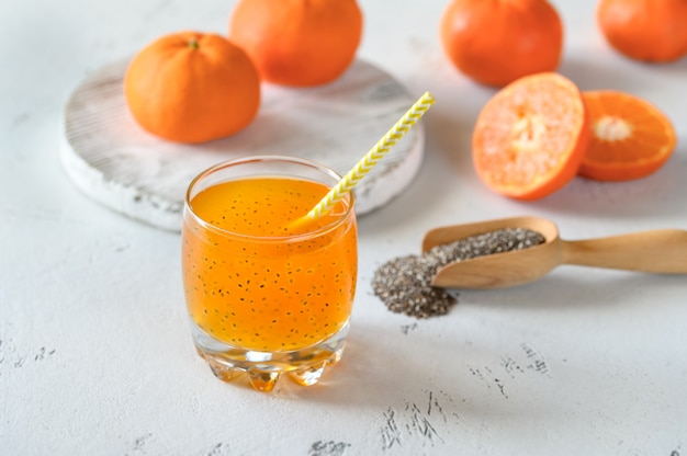 Suco de laranja com sementes de manjericão