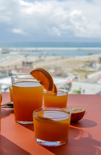 Suco de laranja de cima em paredes coloridas.