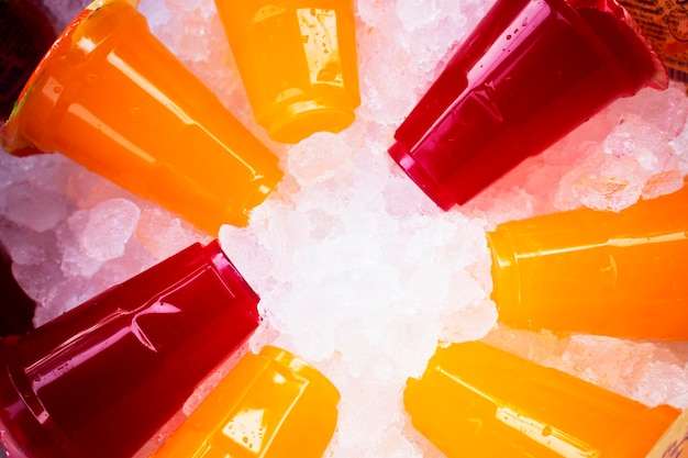 Suco de laranja e água doce colorida em cristais de gelo