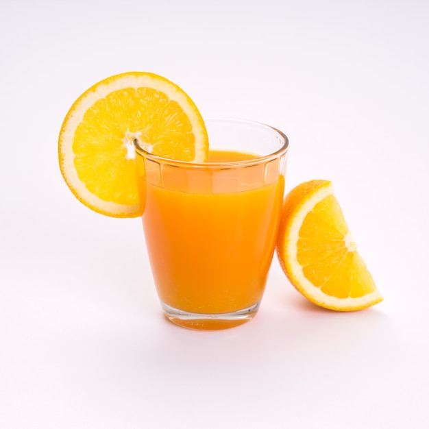 Suco de laranja e fatia em branco