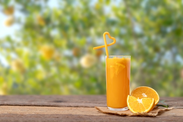 Suco de laranja e fatias de laranja em sacos marrons