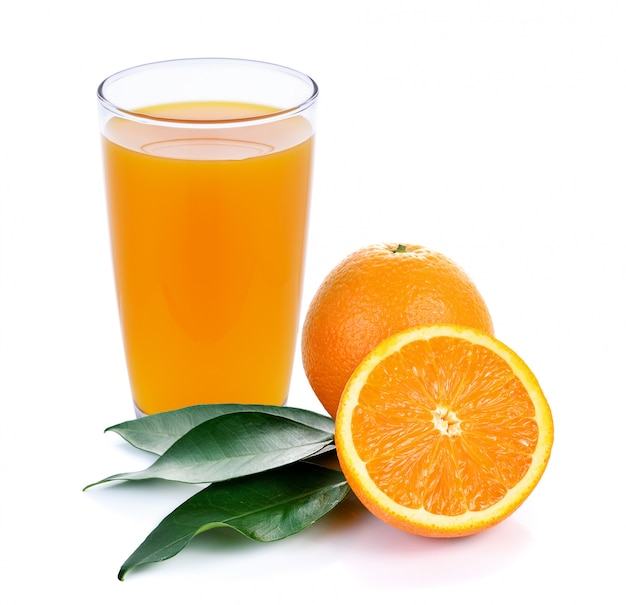 Suco de laranja e fatias de laranja isolado no branco