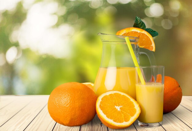 Suco de laranja e fatias de laranja no fundo