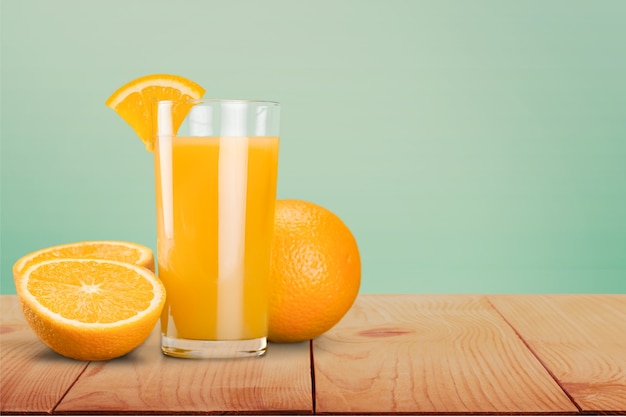 Suco de laranja e fatias de laranja no fundo