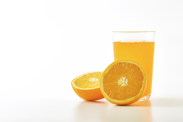 Suco de laranja e fatias de laranja