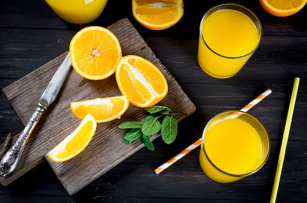 Suco de laranja e fatias de laranja