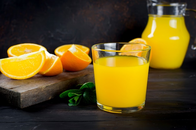 Suco de laranja e fatias de laranja