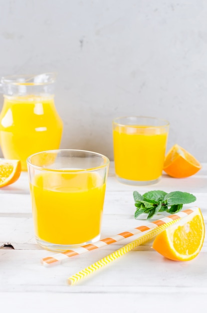 Suco de laranja e fatias de laranja