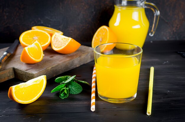 Suco de laranja e fatias de laranja