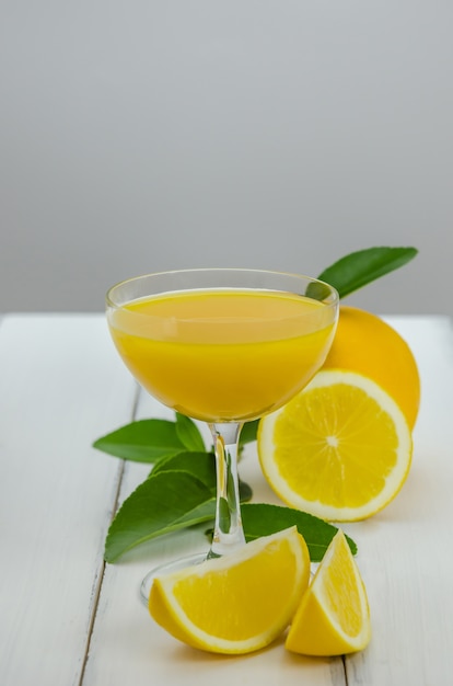 Suco de laranja e fatias de madeira