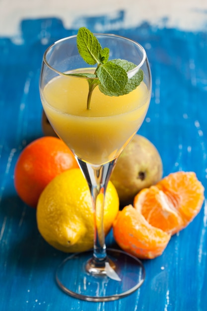 Suco de laranja e frutas frescas