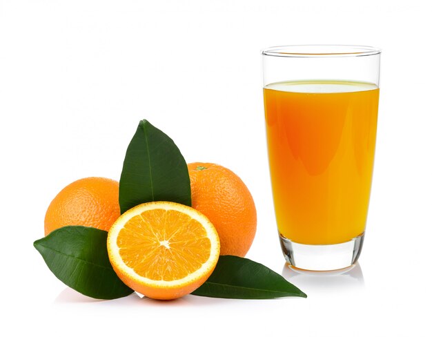 Suco de laranja e laranja na parede branca