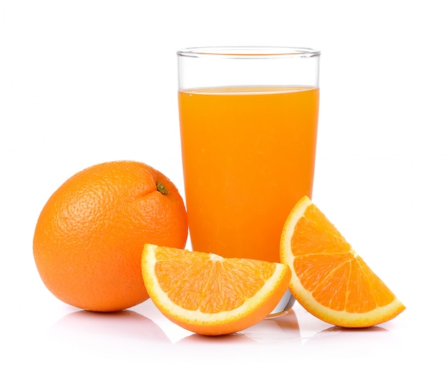 Suco de laranja e laranja na parede branca