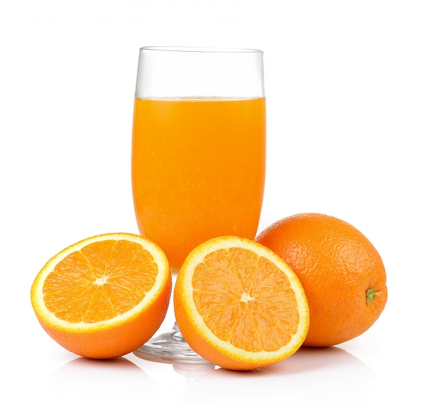 Suco de laranja e laranja na parede branca