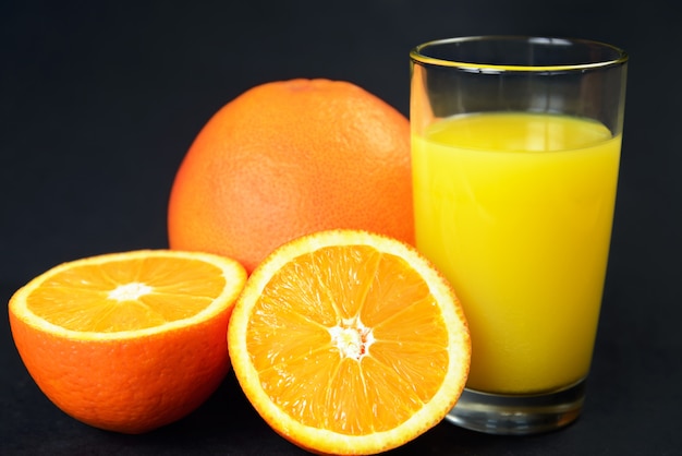 Suco de laranja e laranjas