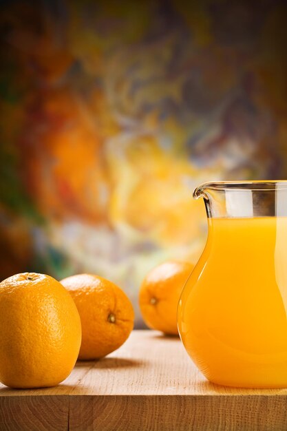 Suco de laranja e laranjas