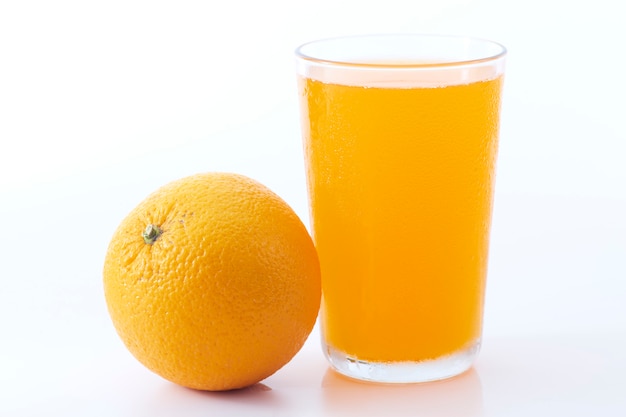 Suco de laranja e pedaços de laranja