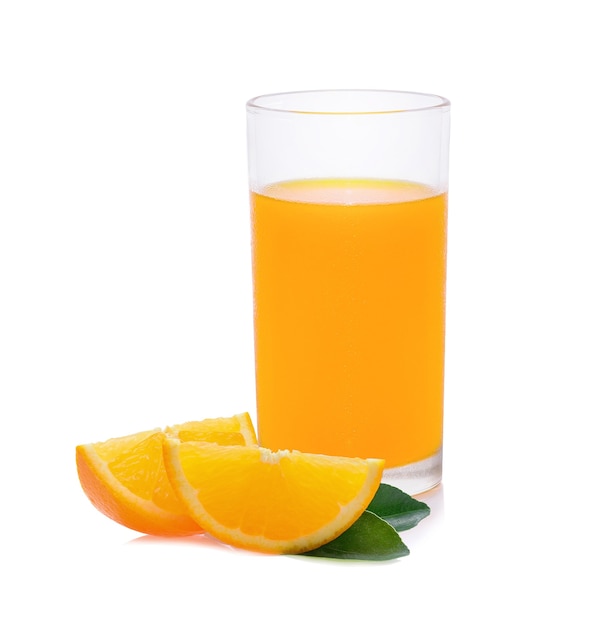 Suco de laranja e rodelas de laranja isoladas em branco