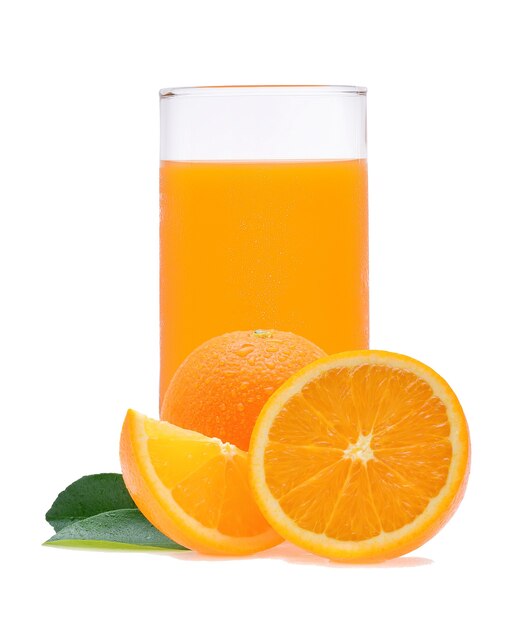 Suco de laranja e rodelas de laranja isoladas em branco