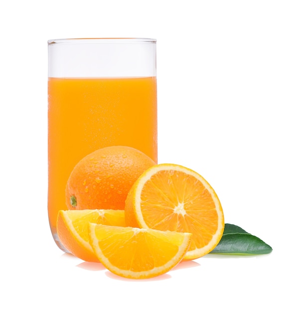 Suco de laranja e rodelas de laranja isoladas em branco
