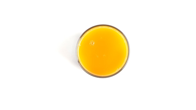 Suco de laranja em copo branco