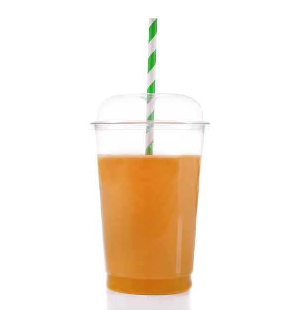 Suco de laranja em copo fechado de fast-food com tubo isolado em branco