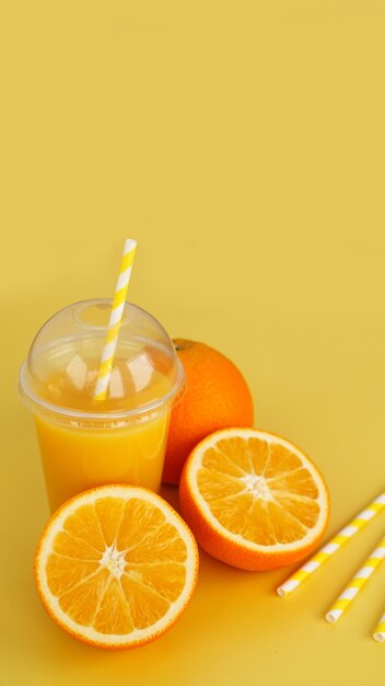 Suco de laranja em copo fechado de fast food com tubo