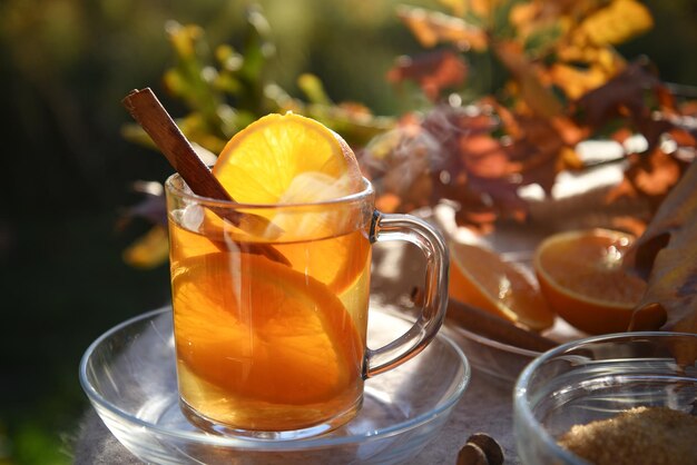 Foto suco de laranja em copo na mesa