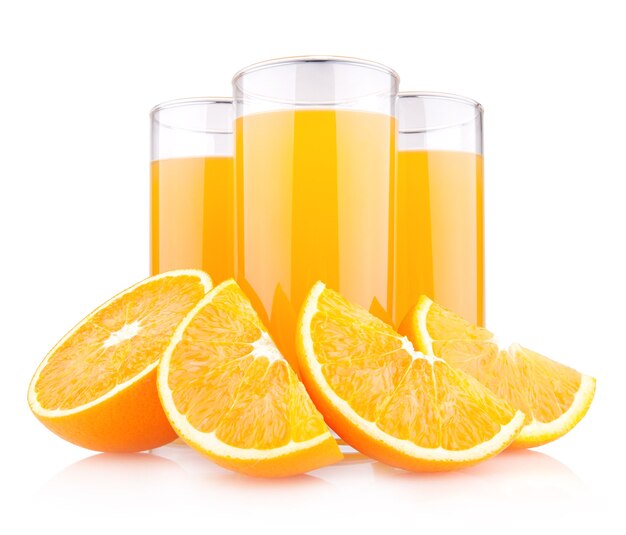 Suco de laranja em copos com laranjas