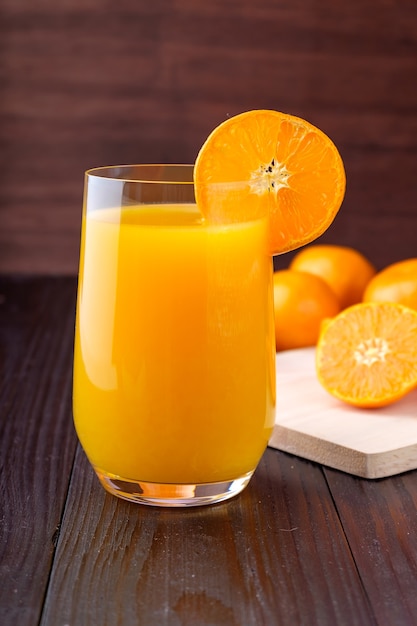 Suco de laranja em fundo de madeira