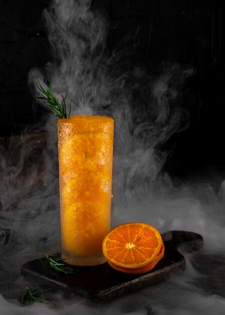 Suco de laranja em fundo escuro Fotografia conceitual Bebida saudável