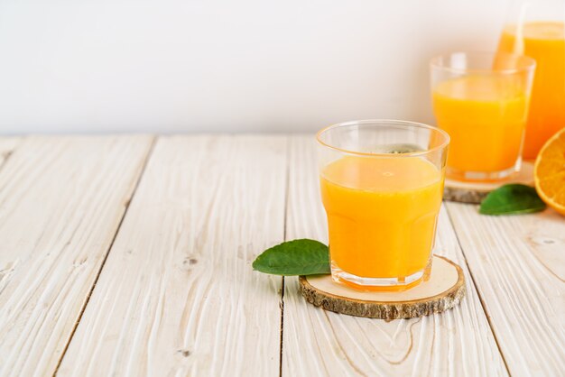 Suco de laranja em fundo madeira