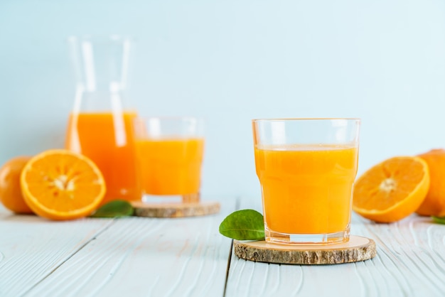 Suco de laranja em fundo madeira