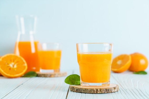 Suco de laranja em fundo madeira