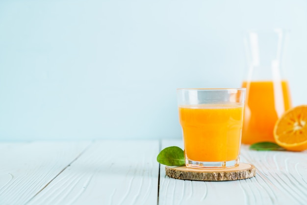 Suco de laranja em fundo madeira