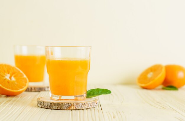 Suco de laranja em fundo madeira