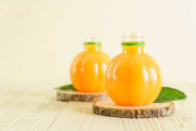 Suco de laranja em fundo madeira