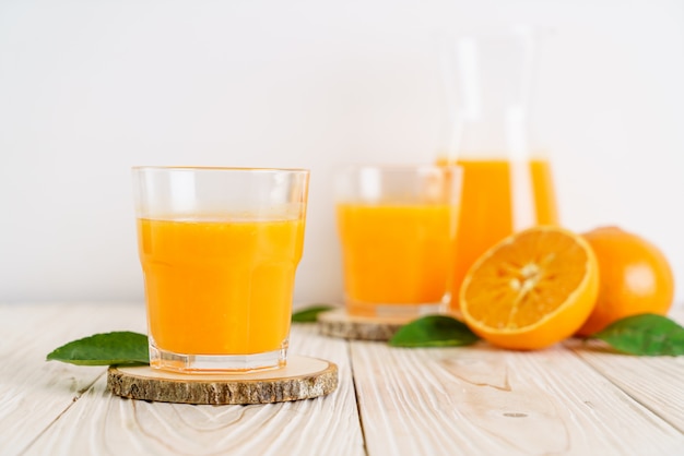 Suco de laranja em fundo madeira