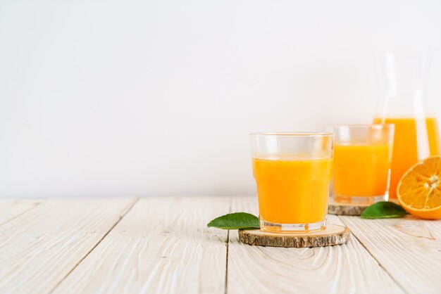 Suco de laranja em fundo madeira