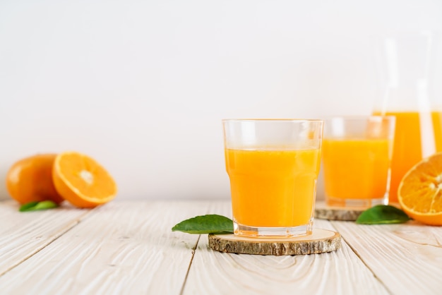 Suco de laranja em fundo madeira