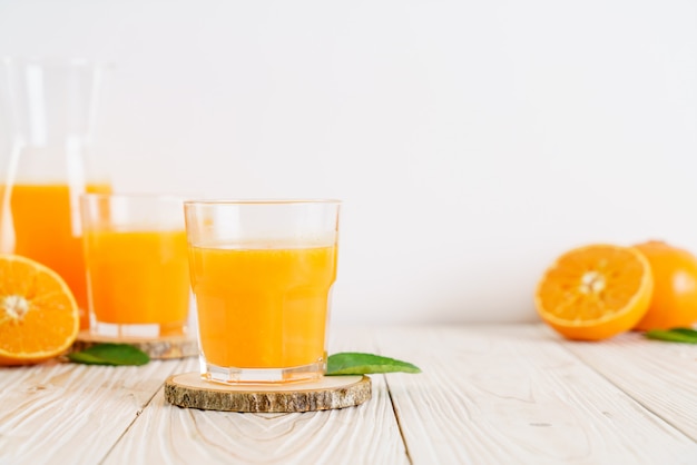 Suco de laranja em fundo madeira