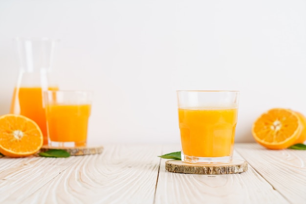 Suco de laranja em fundo madeira