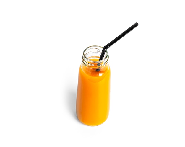 Suco de laranja em garrafa isolada em um fundo branco. . Foto de alta qualidade
