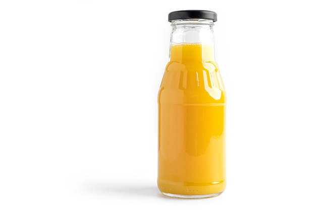 Suco de laranja em garrafa isolada no branco.