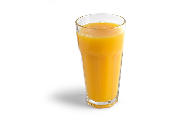 Suco de laranja em garrafa isolada no branco.