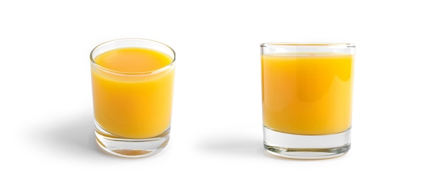 Suco de laranja em garrafa isolada no branco.
