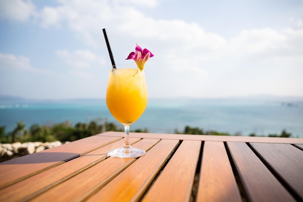 Suco de laranja em restaurante à beira-mar